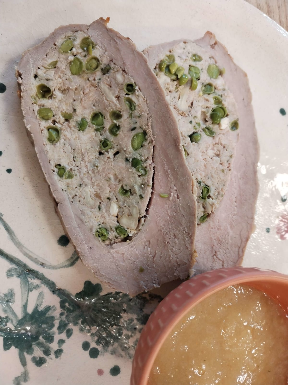 Una tasca di vitello con un ripieno di frutta essiccata, frutta secca e verdure