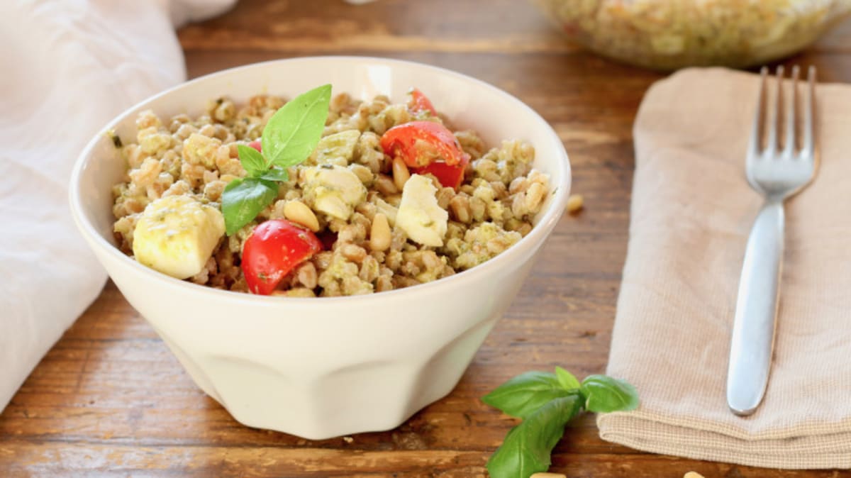 Insalata di farro con verdure e formaggio. Fresco e nutriente