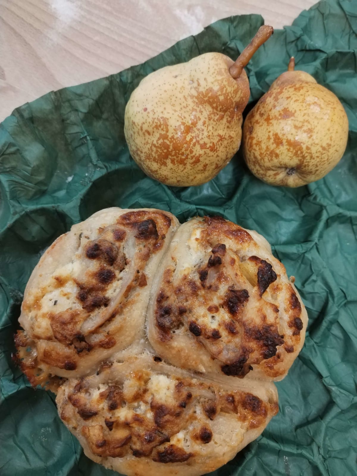 Focaccia pere, noci e pecorino