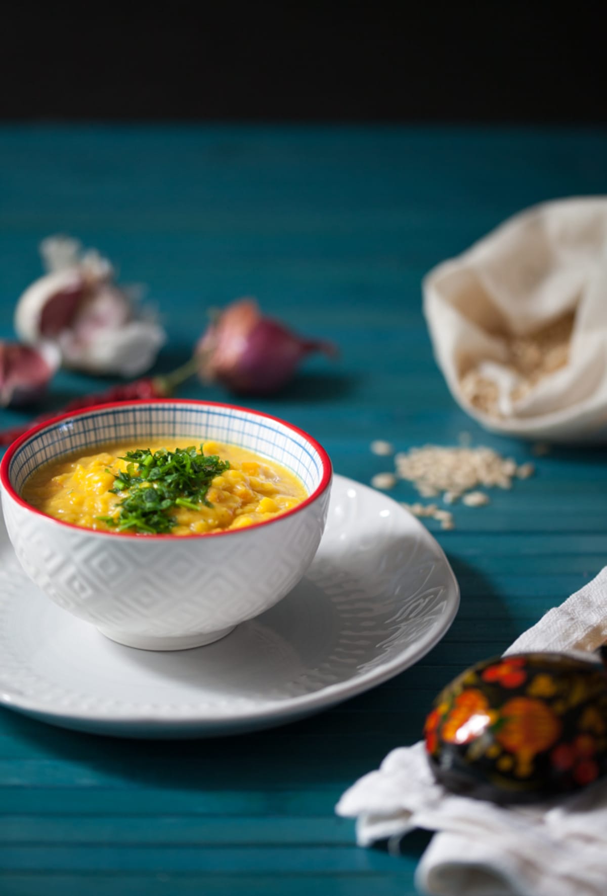 Ciotola con dahl di lenticchie