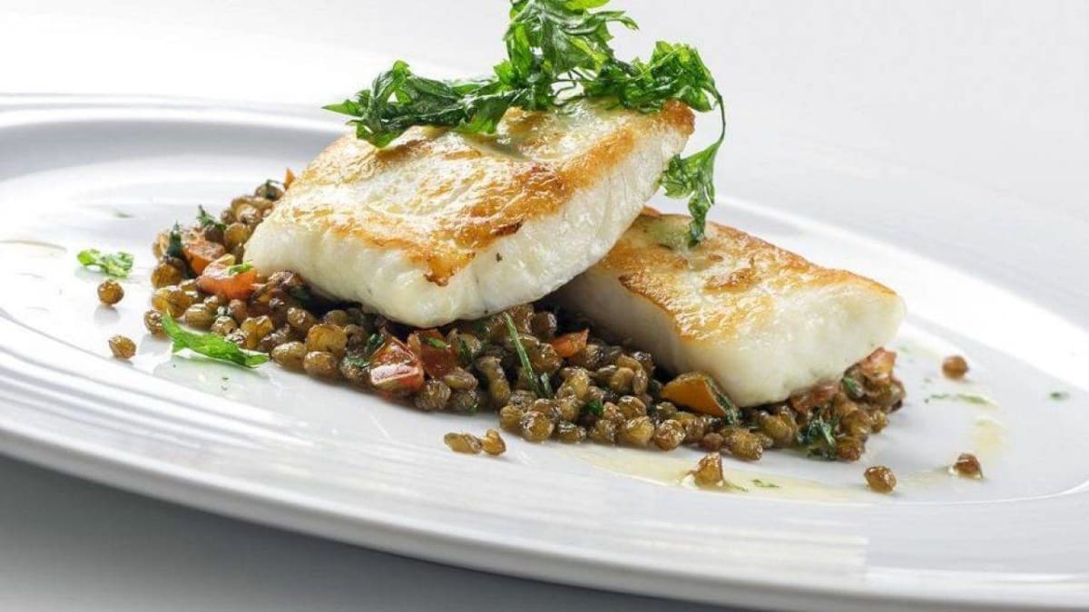 Filetto di pesce sanpietro con lenticchie in umido
