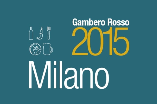 Copertina della guida Gambero Rosso «Milano 2015»: fondo verde petrolio, il 2015 in giallo e le icone di bottiglia, peperoncino, forchetta, mappamondo e boccale.