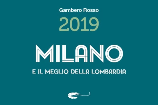 Copertina della guida Gambero Rosso «Milano e il meglio della Lombardia 2019»: fondo verde petrolio con il gambero, simbolo della guida.