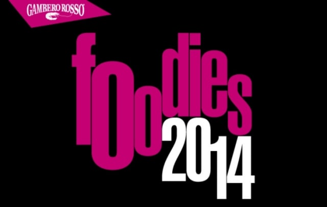 Copertina della guida Gambero Rosso «Foodies 2014»: scritta in magenta e bianco su fondo nero, con il marchio Gambero Rosso in alto a sinistra.
