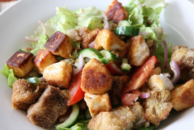 Panzanella toscana. Pane sciapo e verdure.