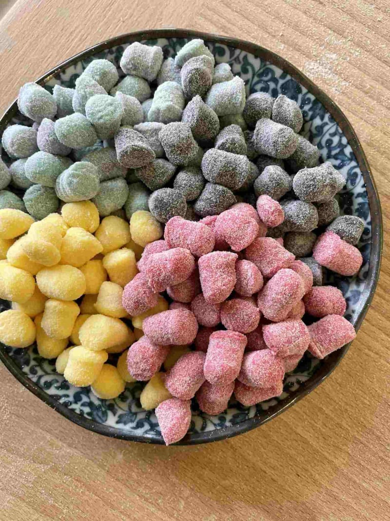 Bianchi o colorati con ingredienti naturali, i nostri gnocchi di patata.
