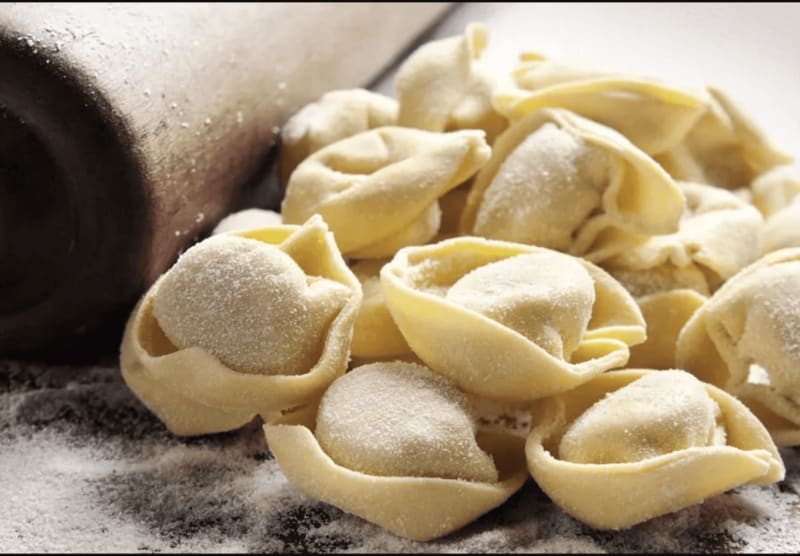 Il tortellino è un vero classico per il brodo. Non solo a Natale. Per i bambini ottimi con prosciutto e piselli