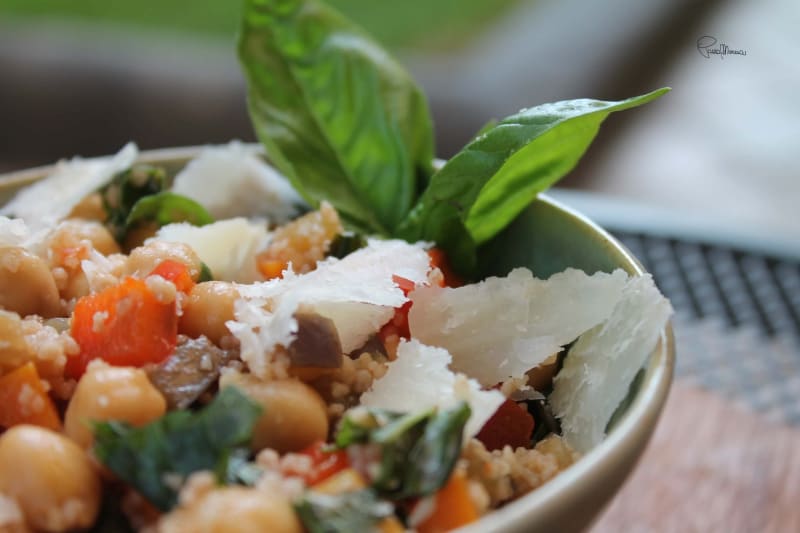 Cous cous integrale palestinese dal mercato solidale e verdure fresche