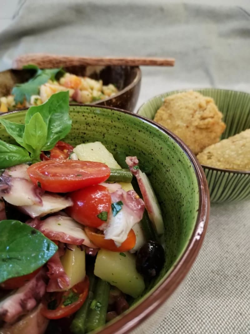 Polpo, pomodorini, patate e fagiolini. Gli ingredienti principali dell'Insalata di polpo