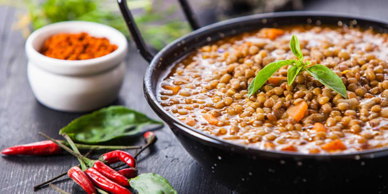 Piatto vegano. Soffritto di sedano,carota e cipolla, salsa di pomodoro e lenticchie. Tutto senza conservanti