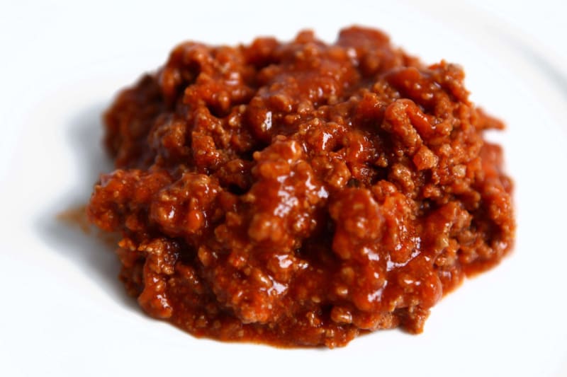 Carote, cipolle, pomodoro e sola carne di manzo di prima scelta. Niente maiale per scelta