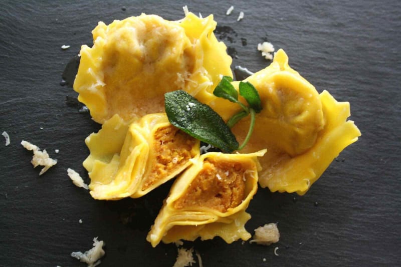 La classica ricetta mantovana con amaretto e parmigiano. Su richiesta anche con la mostarda