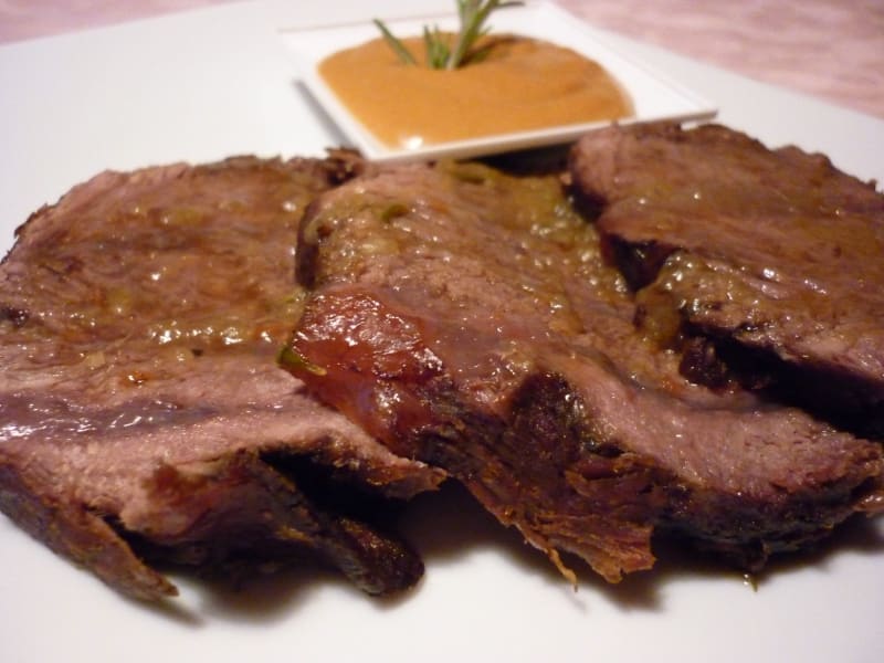 Carne di prima qualità cotta a bassa temperatura in forno con verdure e vino per tutta la notte.