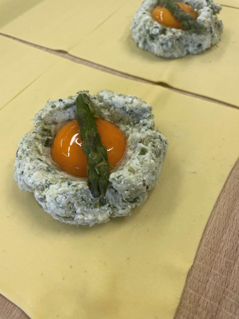 Asparagi con le uova. Un piatto milanese in un raviolo. Con burro e parmigiano per volare con il gusto