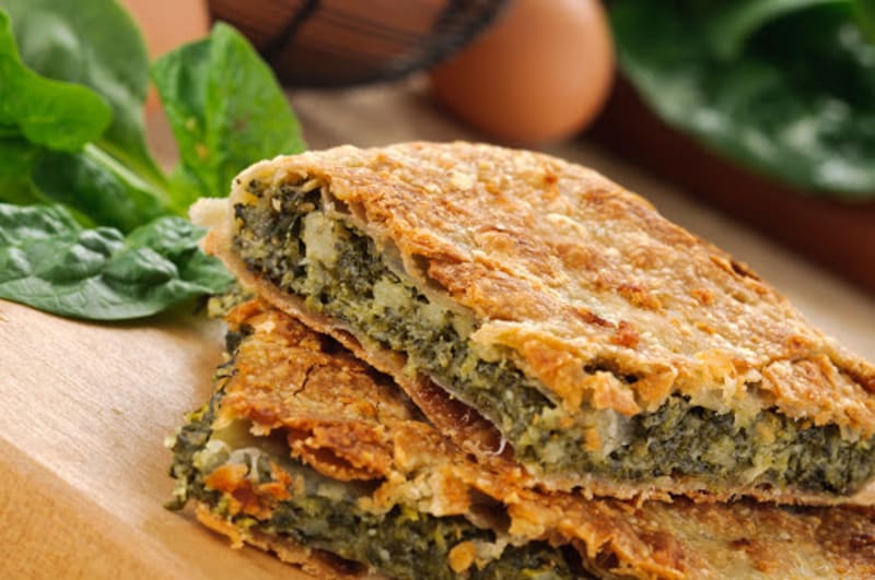 L'erbazzone è una classica ricetta contesa fra Modena e Reggio Emilia. Unica licenza, non utilizziamo lo strutto come nella ricetta originale