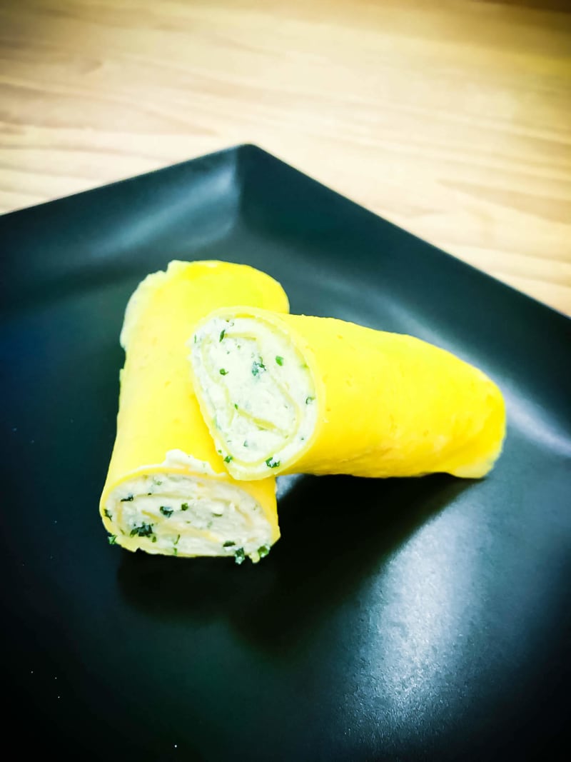 Crespelle con uova, latte e farina ed un ripieno di ricotta, parmigiano ed erbette. Pronto per il forno