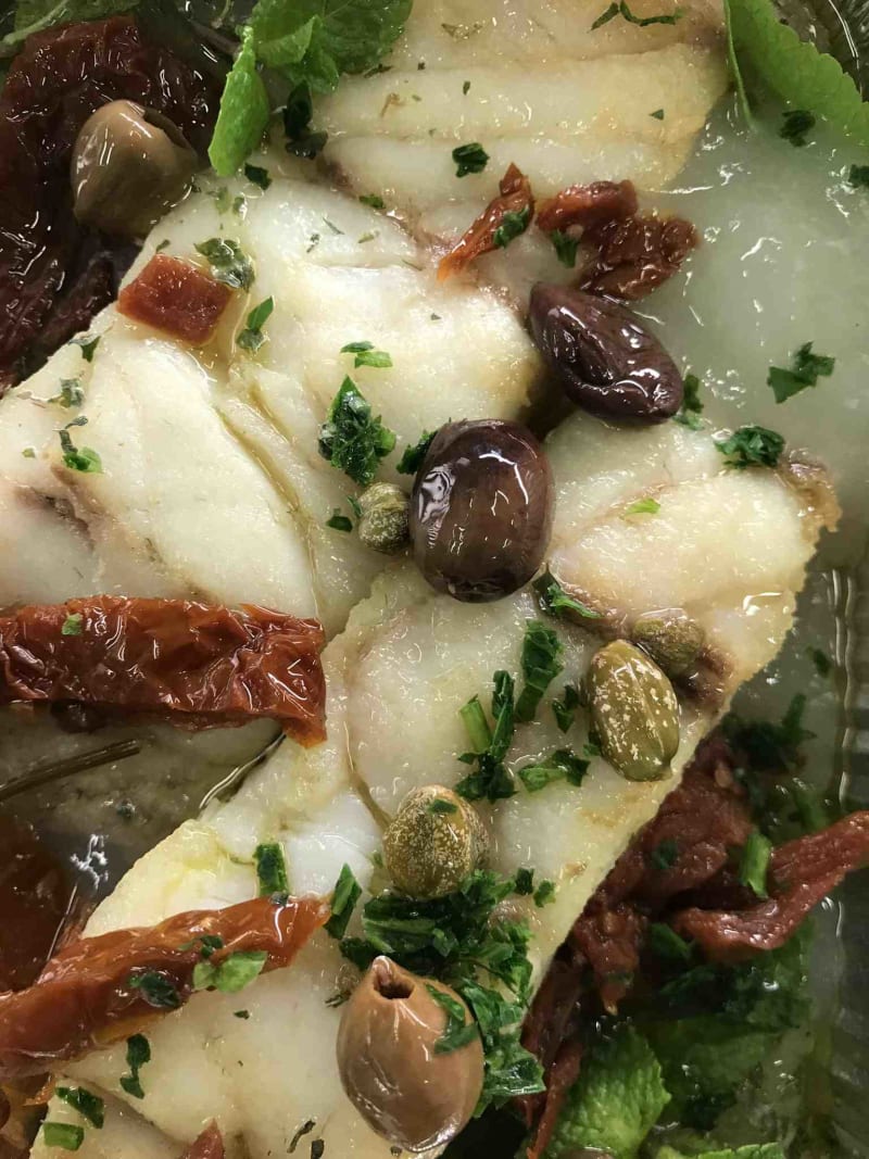 Filetto di pesce con tutti i sapori mediterranei. Olive, capperi e pomodorini