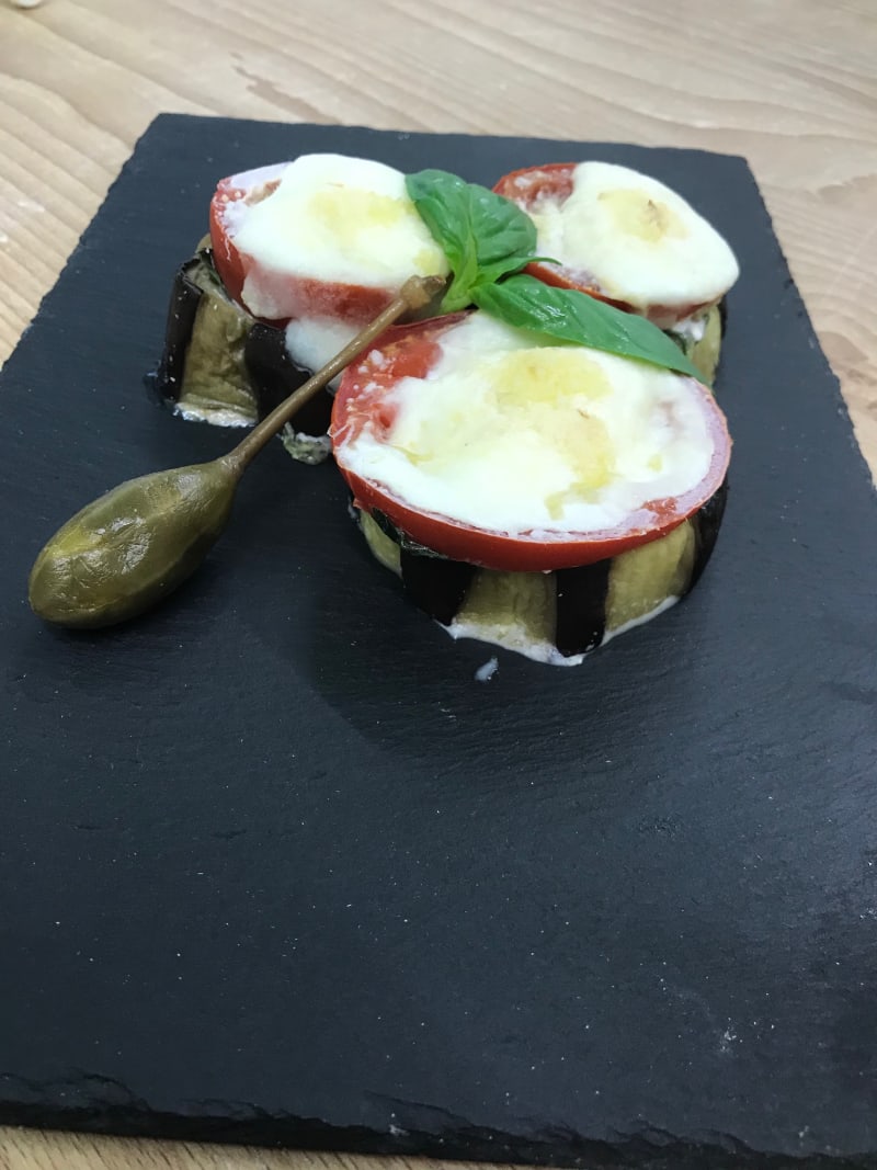 Melanzane, sugo di pomodoro e mozzarella. Il mediterraneo nel piatto
