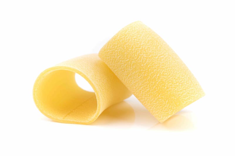 Paccheri o calamarata. Lunghezza diversa ma sapore assicurato. All'uovo o di semola.