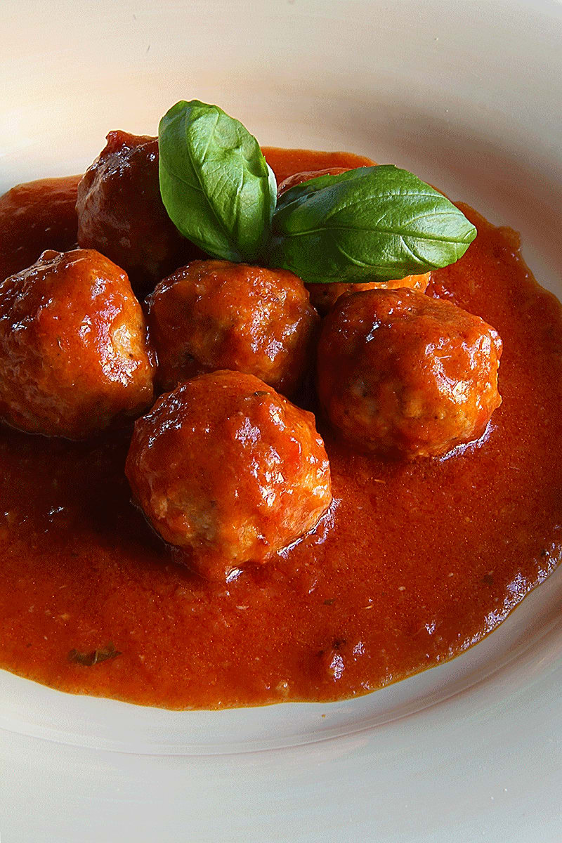 Vitello e parmigiano gli ingredienti principali di queste polpette con sugo di pomodoro