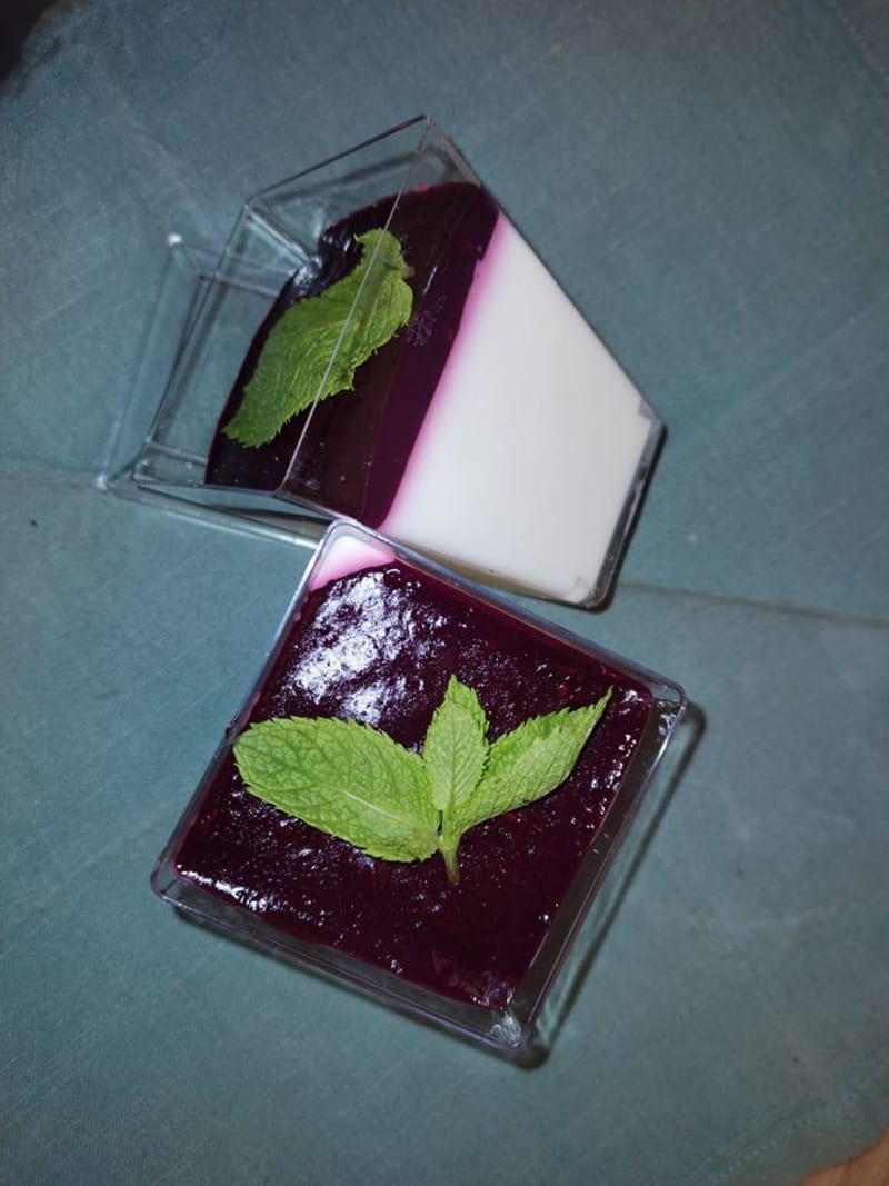Bicchierino di panna cotta con top ai lamponi