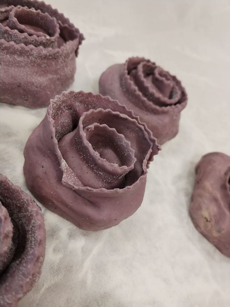 Versione "arricchita" con la farina di castagne dei ravioli ai porcini.