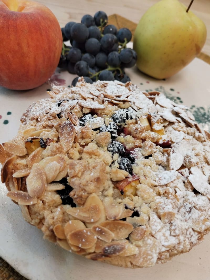 Una via di mezzo fra la sbrisolona ed un crumble con frutta fresca