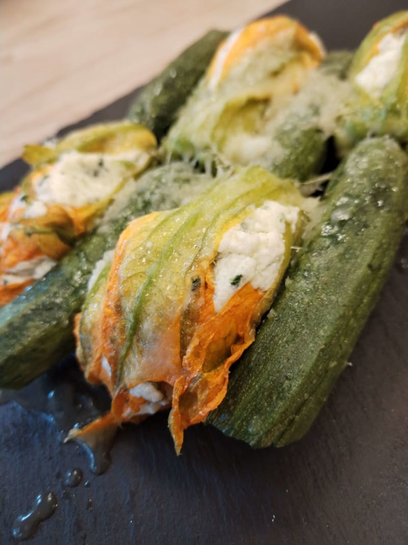 Zucchinette con il loro fiore ripieno di ricotta, parmigiano ed erbette.
Fredde o calde una certezza.