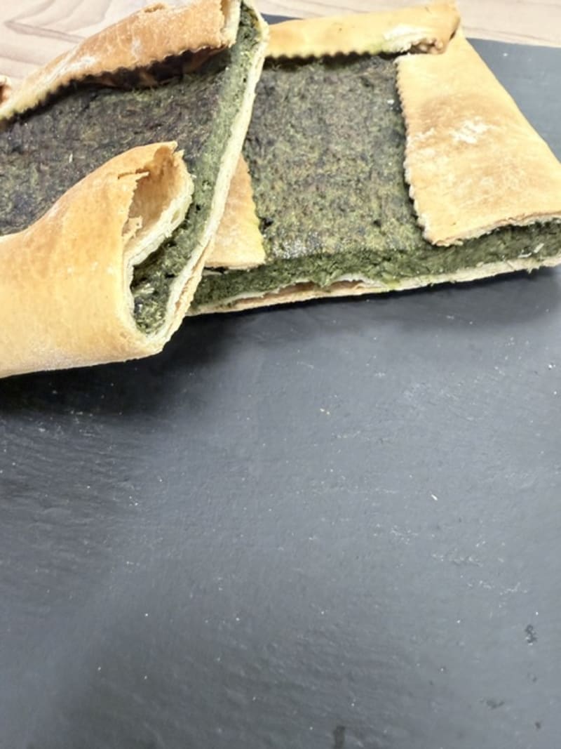 L'erbazzone è una classica ricetta contesa fra Modena e Reggio Emilia. Unica licenza, non utilizziamo lo strutto come nella ricetta originale