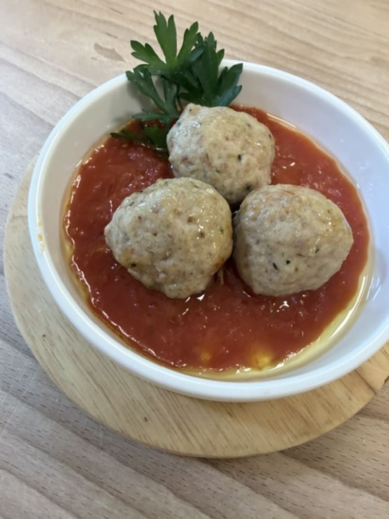 Vitello e parmigiano gli ingredienti principali di queste polpette con sugo di pomodoro