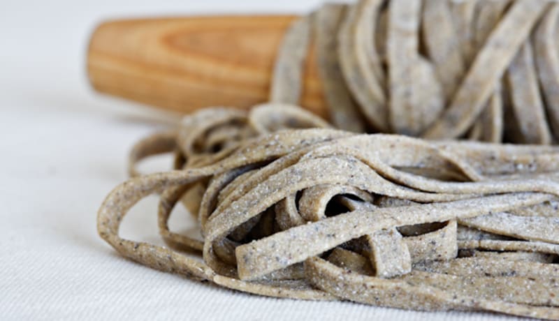 Semola, grano e farina di grano saraceno.
