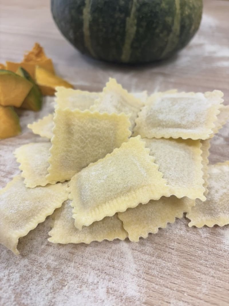 Zucca, parmigiano, amaretto e noce moscata nei nostri ravioli di zucca.