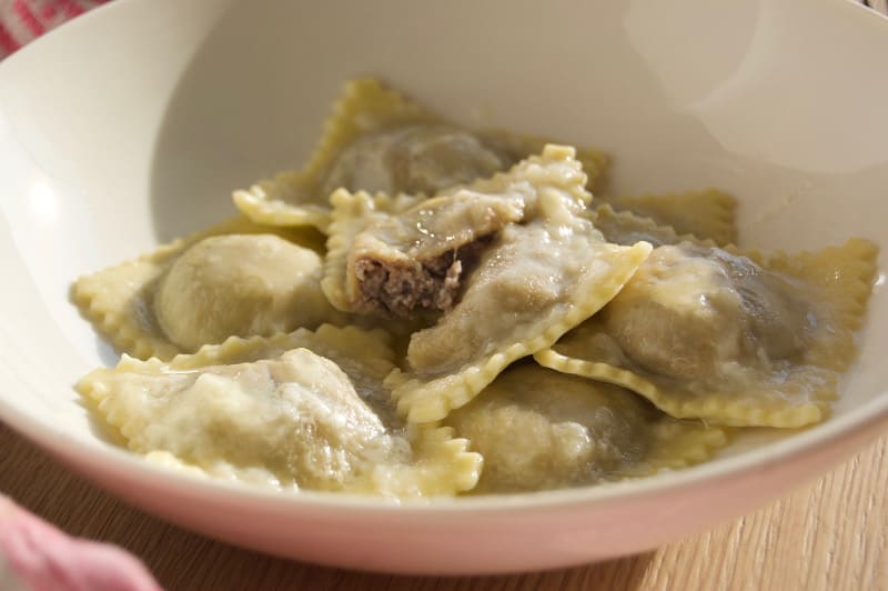 Ravioli con radicchio e pecorino. Perfetti con un ragù di salsiccia!