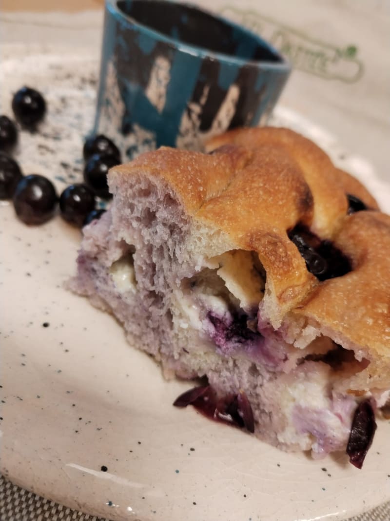Focaccia di lievito madre con uva e gorgonzola