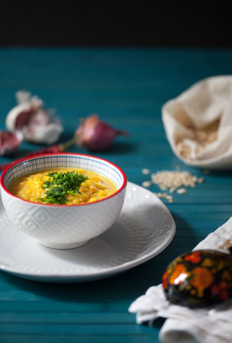 Ciotola con dahl di lenticchie