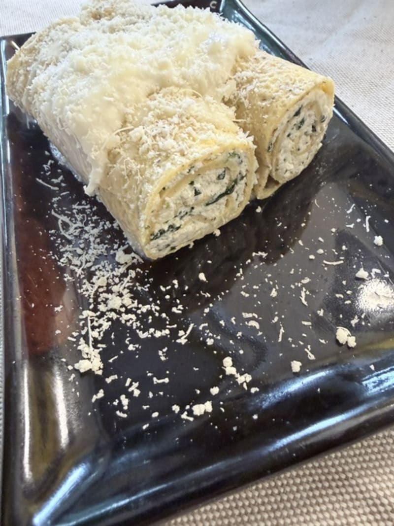 Una porzione di crespelle di grano saraceno con formaggio Casera