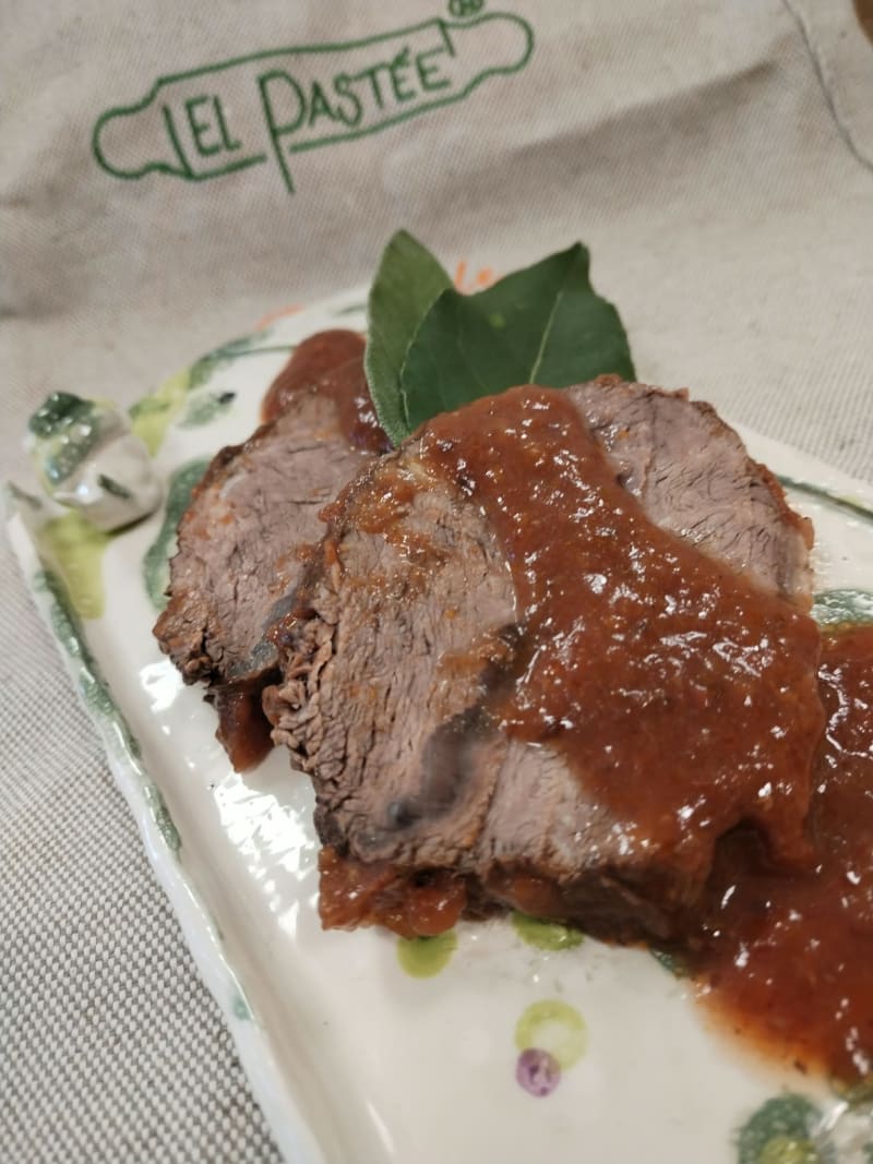 Carne di prima qualità cotta a bassa temperatura in forno con verdure e vino per tutta la notte.