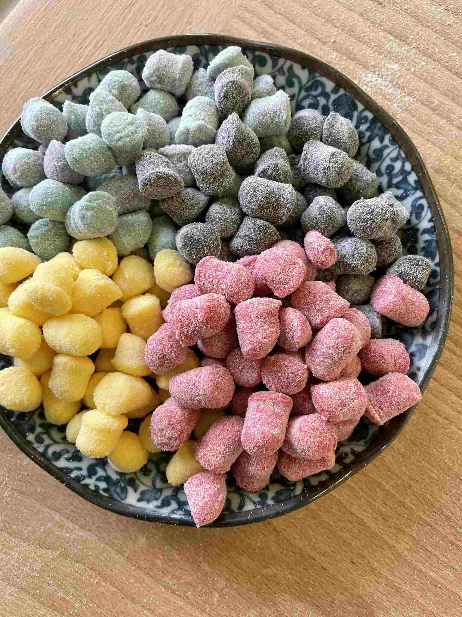 Bianchi o colorati con ingredienti naturali, i nostri gnocchi di patata.