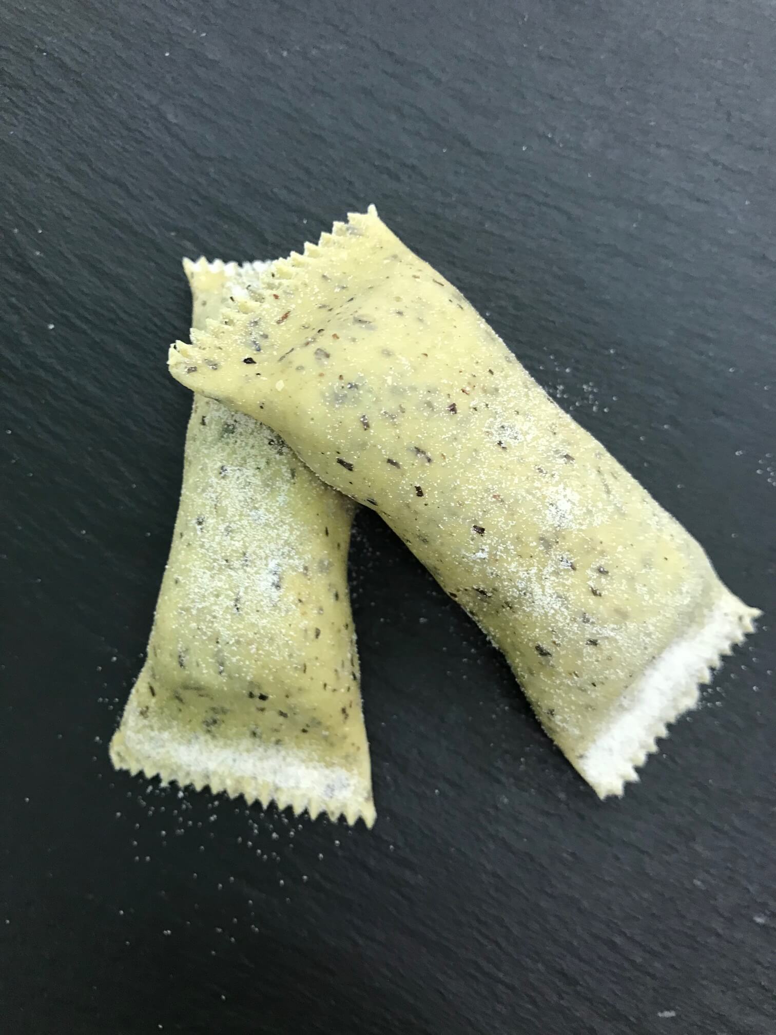 Un pizzocchero smontato e messo dentro un raviolo. Aggiungi burro e salvia e servi in tavola!