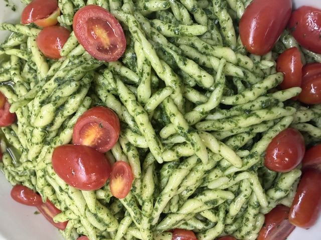 Insalata di trofie e pesto da mangiare rigorosamente fredda. Perfetta per i mesi caldi
