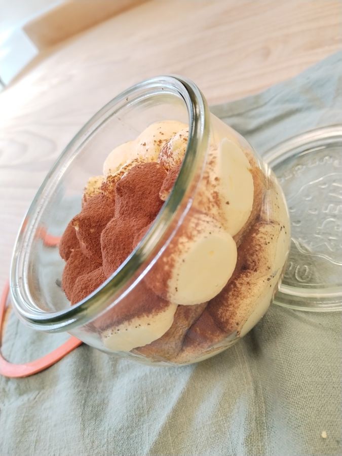 Tiramisù El Pastèe in vaschetta, con superficie spolverata di cacao