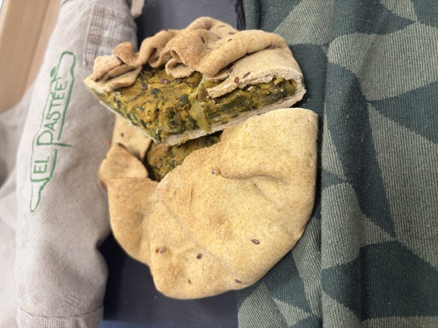 Galletta di pasta matta con verdure stufate