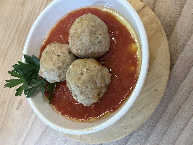 Vitello e parmigiano gli ingredienti principali di queste polpette con sugo di pomodoro