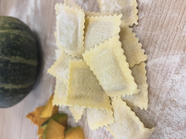 Zucca, parmigiano, amaretto e noce moscata nei nostri ravioli di zucca.
