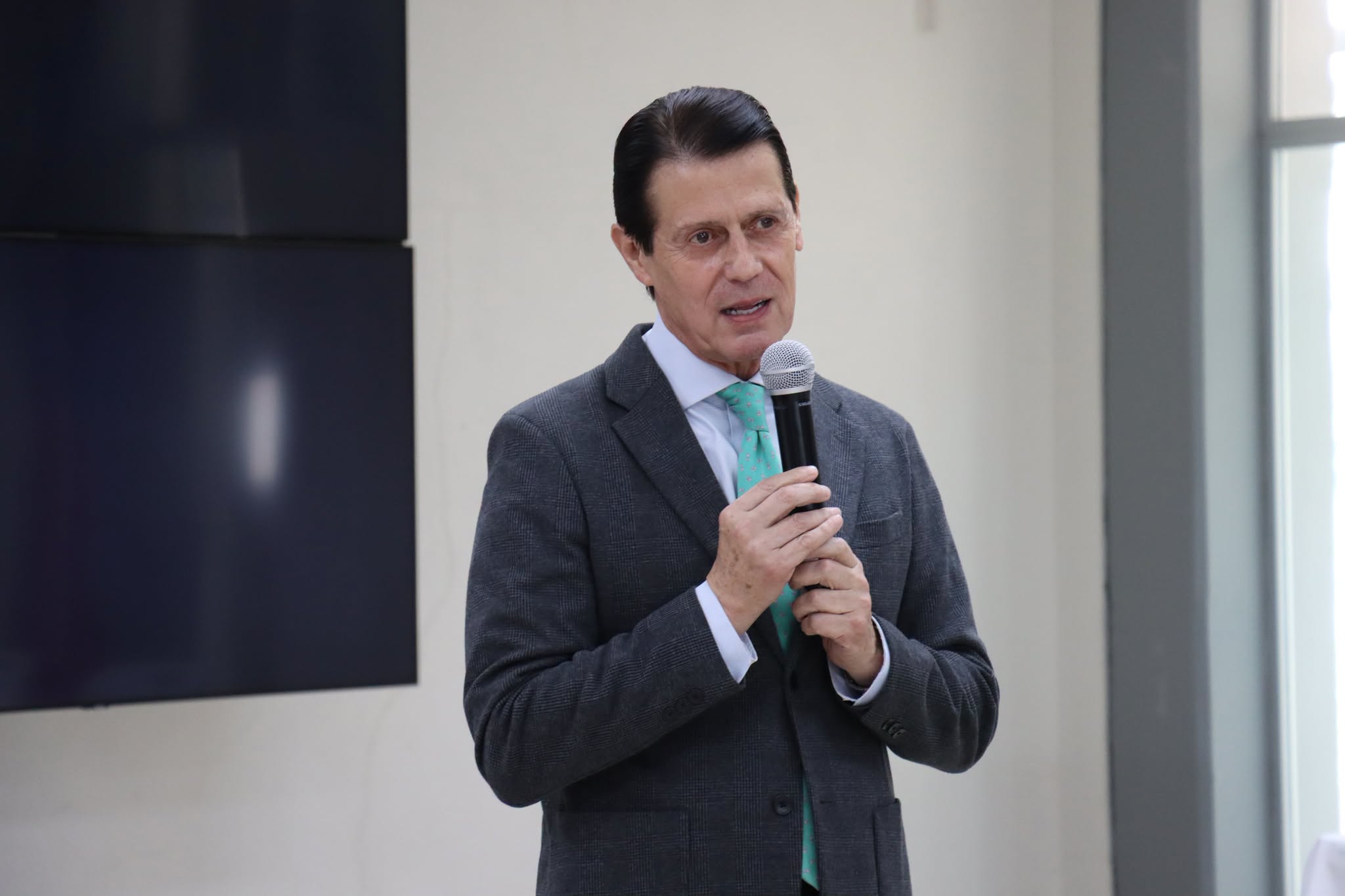 Representantes de empresas de Aguascalientes presentando oportunidades laborales a la comunidad de la UTR.
