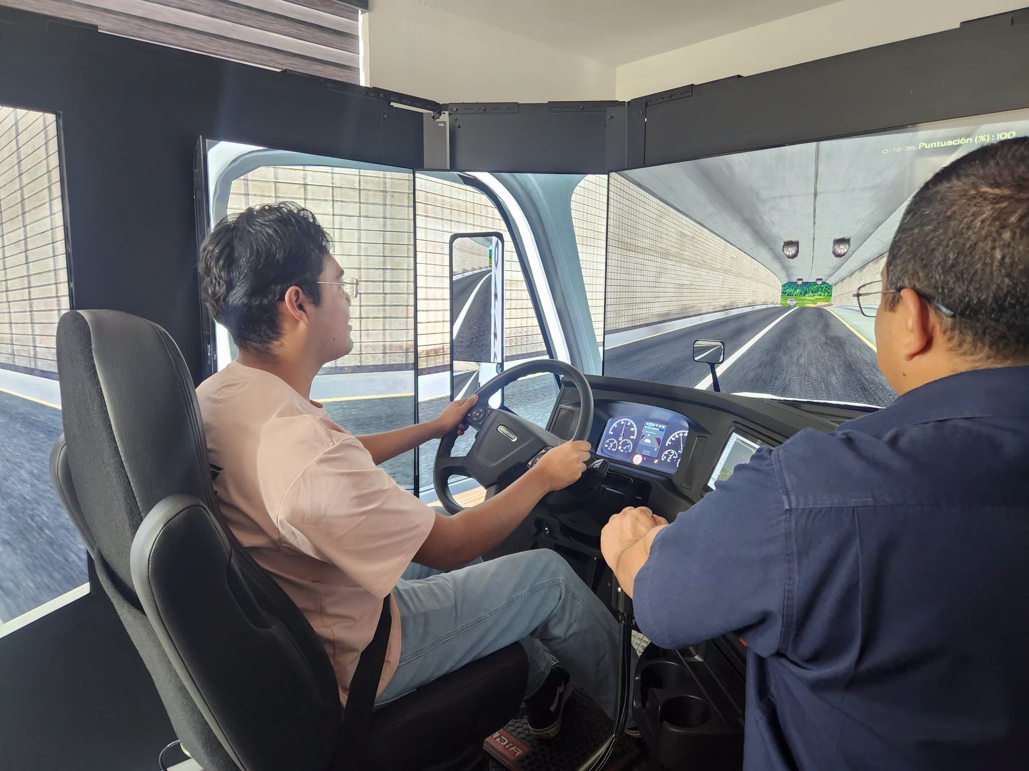 Estudiante de la UTR utilizando un simulador de conducción durante la visita industrial a Frío Express.