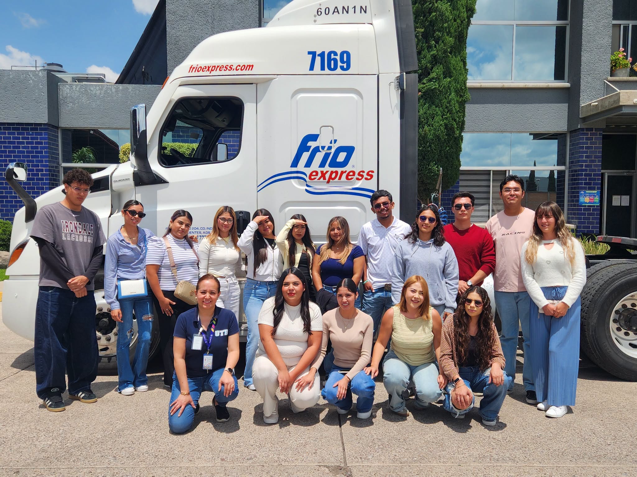 Estudiantes de la UTR fortalecen su formación profesional con visita industrial a Frío Express