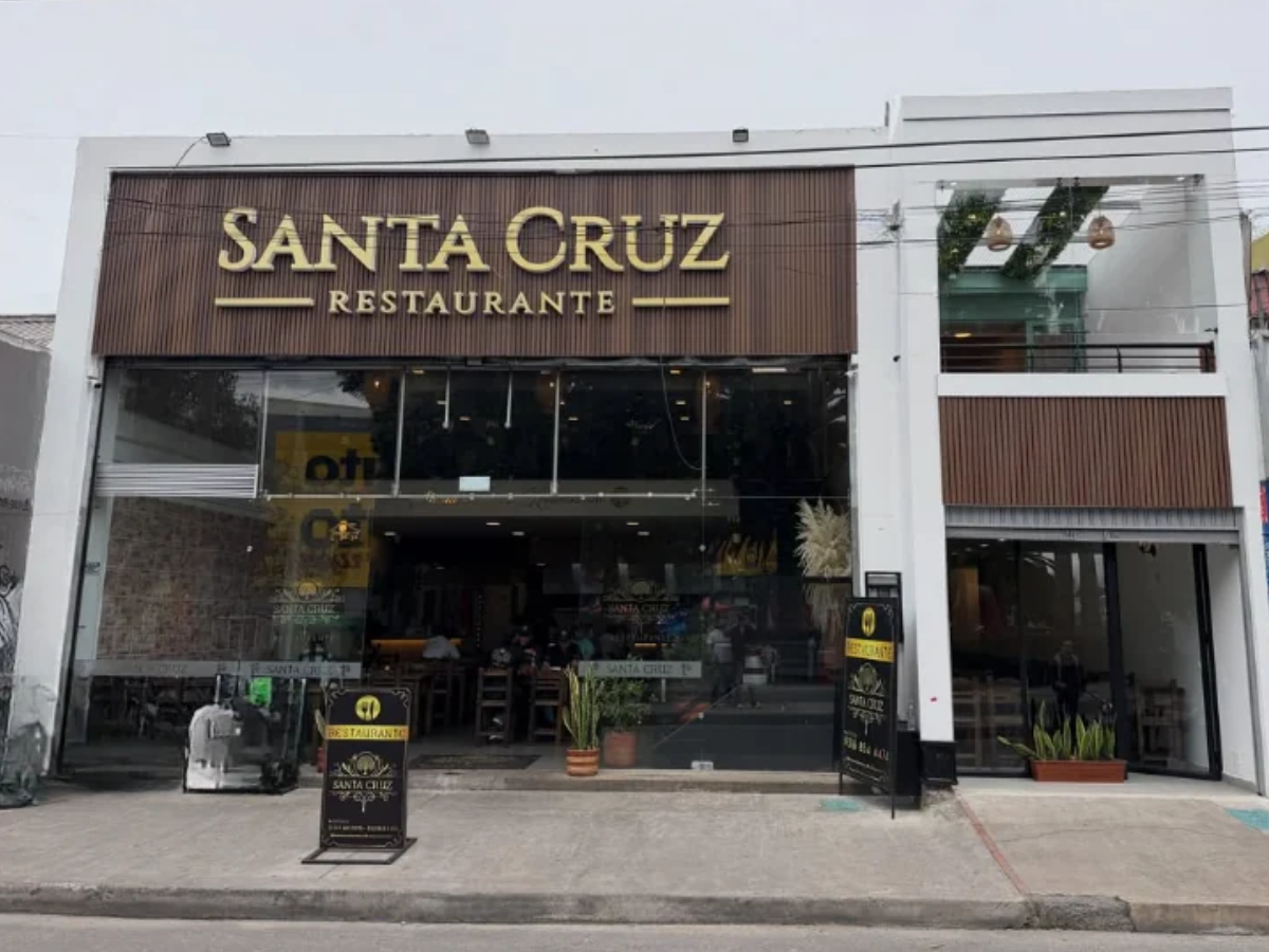 Fachada de Santa Cruz Restaurante con celosías de madera y ventanales
