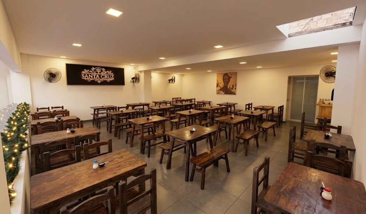 Segundo nivel de Santa Cruz preparado con mesas ordenadas y luz cenital