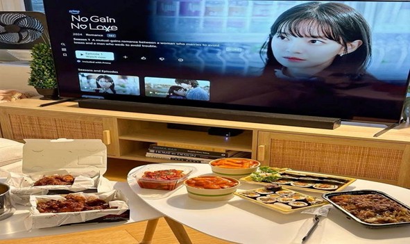 Makan Sambil Nonton Pengaruhi Otak, Emosi, dan Berat Badan